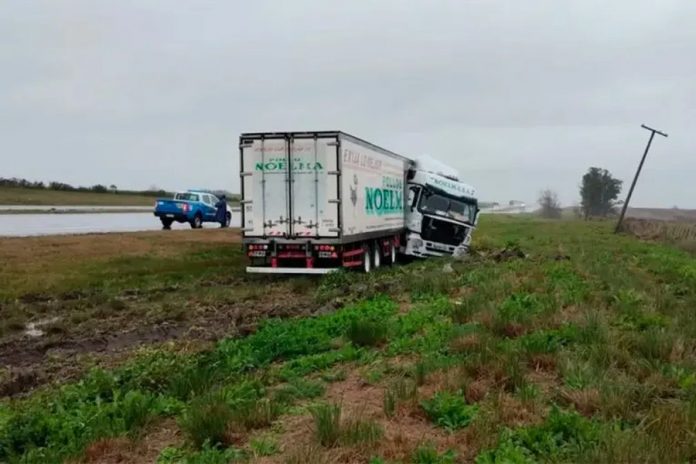 Una ráfaga de viento tiró a un camión fuera de la Ruta 14
