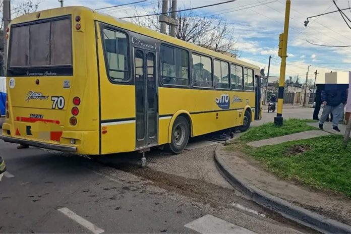 Colectivo arrolló a una ciclista en Gualeguaychú: fractura expuesta