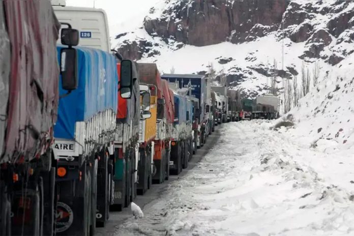 Más de 3.000 camiones varados: el temporal que paraliza los pasos a Chile