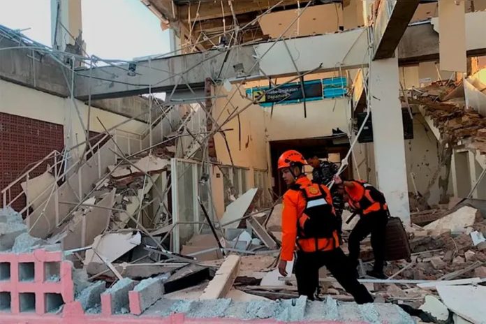 Terremoto de 7,7 en Indonesia: casi 50 muertos y 2.000 evacuados en Flores