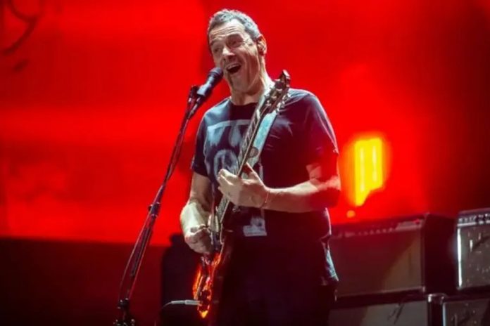 Mollo levantó la bandera de Malvinas en pleno show de Divididos