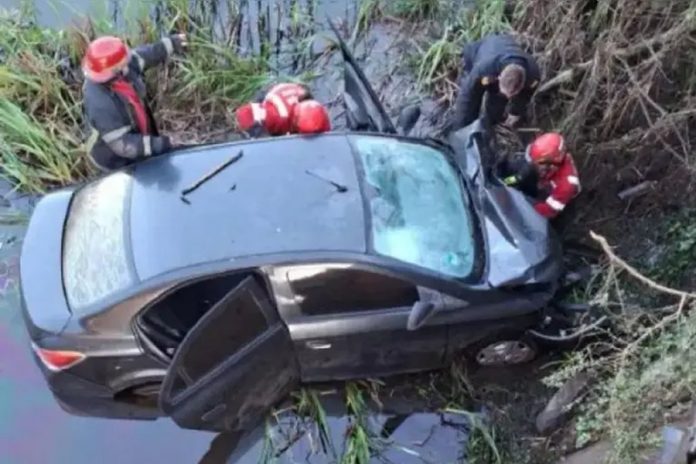Un comisario perdió el control y cayó con su auto a un arroyo en Curuzú Cuatiá