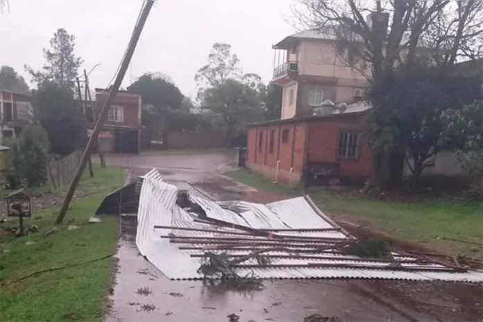 Un posible tornado golpeó El Soberbio y dejó familias sin techo