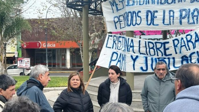 PAMI en crisis: jubilados de Concordia recibieron a una legisladora y marcaron ausencias