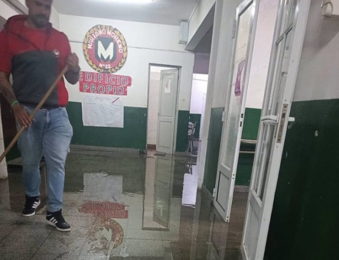 Escuelas de Concordia al límite: cloacas desbordadas y techos caídos