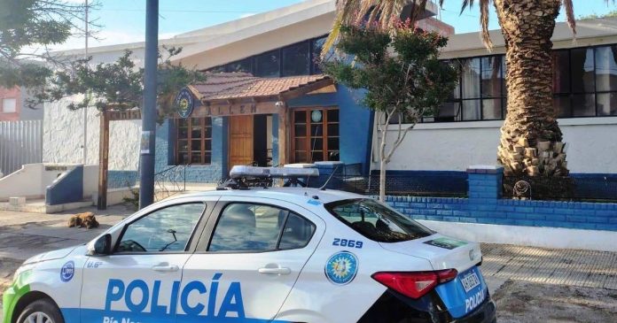 Violencia en Allen, Río Negro: apuñaló a su pareja, hirió a un policía y murió al caer de una escale