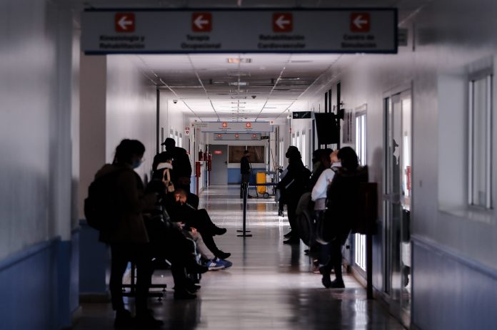 Extranjeros sin residencia pagarán atención en hospitales nacionales