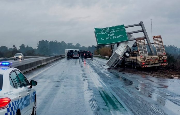 Un camión cayó sobre la calzada tras chocar un cartel en la autovía
