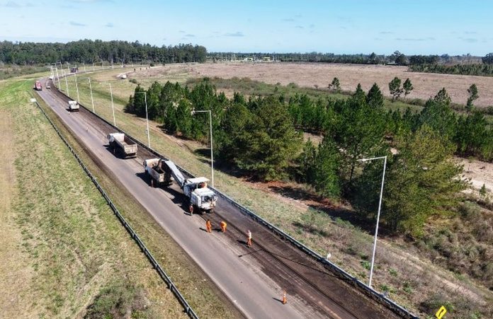 Avanzan obras de reasfaltado en la ruta A015 hacia Salto Grande