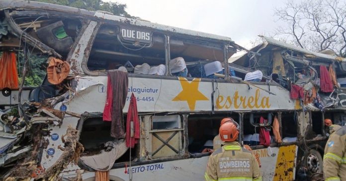 Diez muertos al volcar un micro clandestino en Río de Janeiro