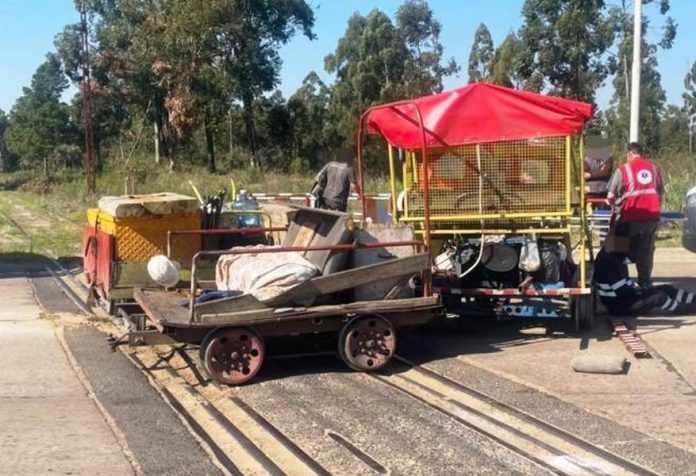 Choque entre una zorra ferroviaria y un camión: trabajadores hospitalizados