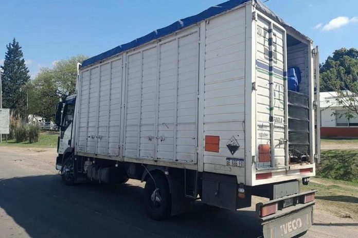 Interceptaron un camión con 152 bidones de fitosanitarios en La Paz