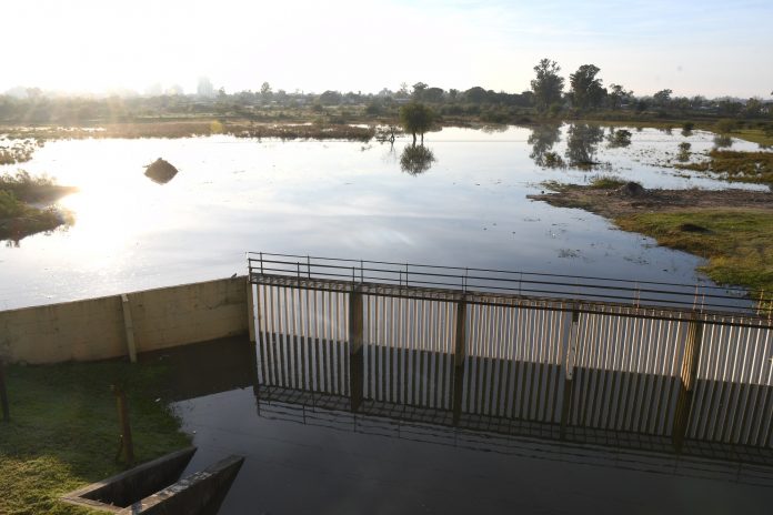 Desalojan familias del reservorio de la Defensa Sur por riesgo de inundación