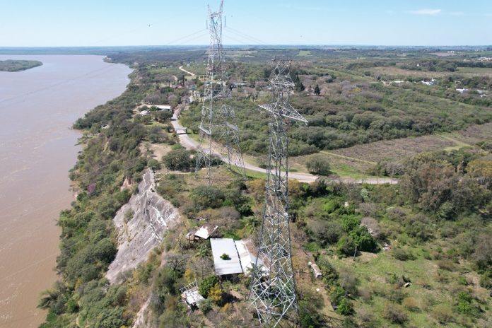 Enersa reemplaza líneas de alta tensión entre Santa Fe y Entre Ríos