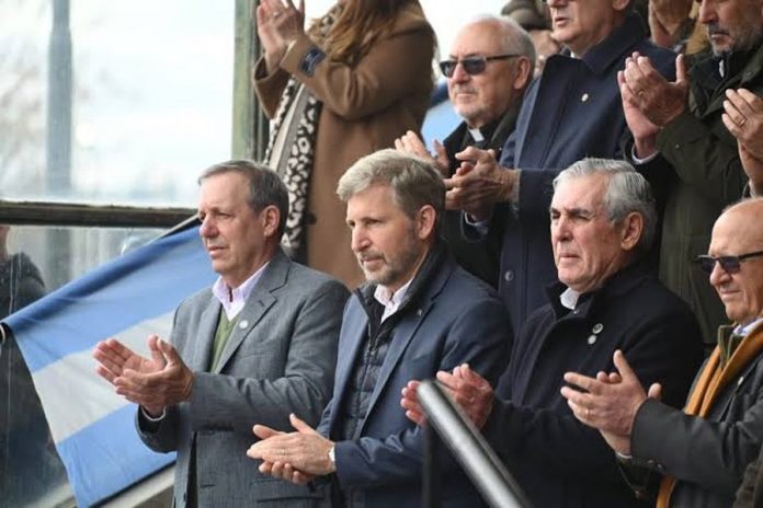 Frigerio en Gualeguaychú: caminos rurales y plata del campo para el campo