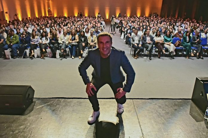 Más de 700 personas en Paraná: la IA se metió en el liderazgo