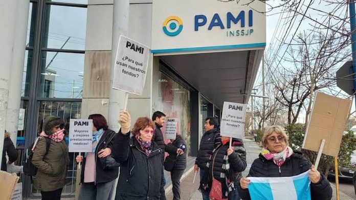 Jubilados y gremios marchan en Concordia contra el colapso de PAMI
