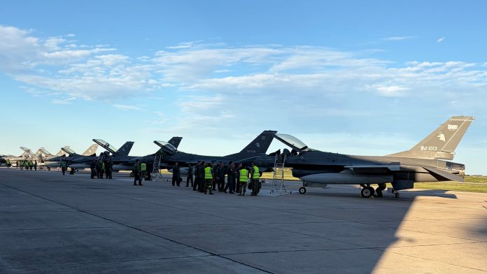 Argentina recibió seis F-16 en Córdoba y evalúa adelantar entregas para 2027