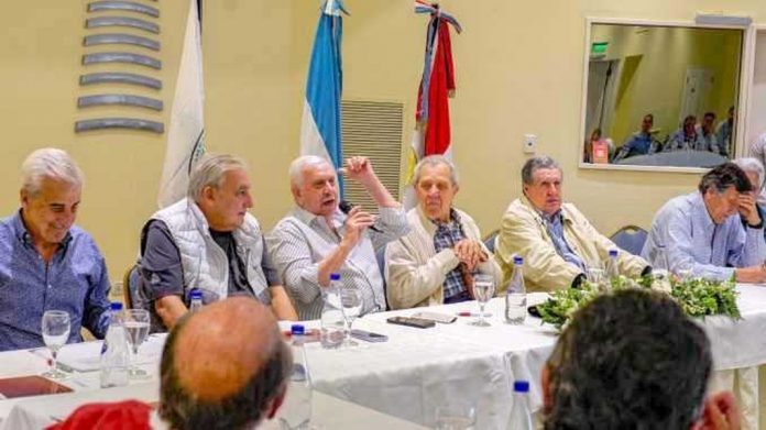 Exgobernadores y legisladores de 17 distritos rechazan eliminar las PASO