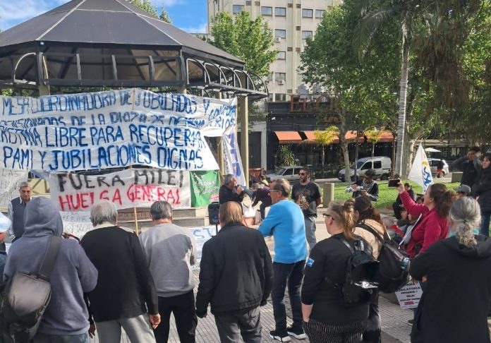 Jubilados en Concordia: a una semana, volvieron a la plaza con resistencia
