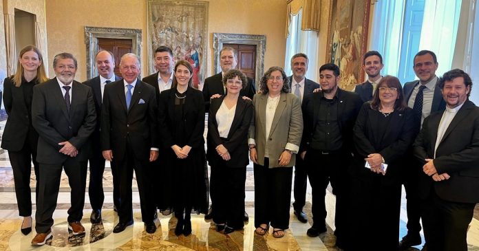 Antes del viaje papal: llevaron al Papa un duro informe sobre Milei