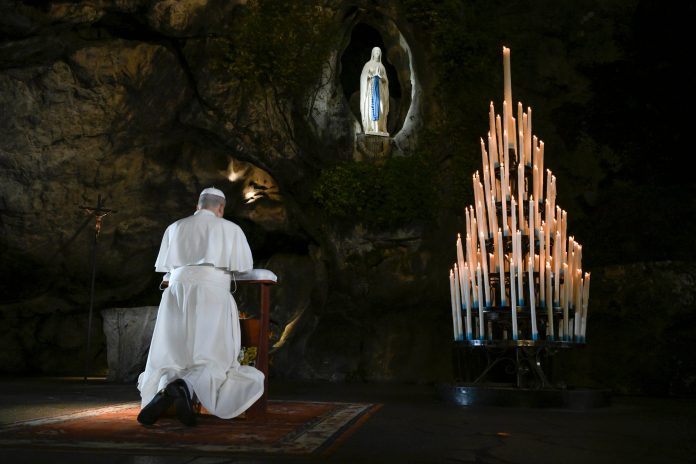 En Francia, el papa León XIV visita Lourdes con misa multitudinaria