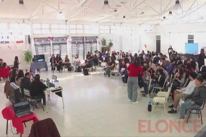 Cien estudiantes compiten en un concurso intercolegial de francés en Paraná