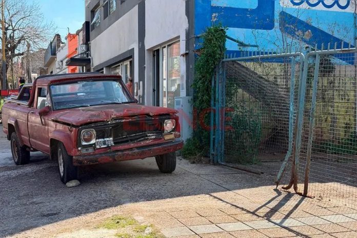 Sin frenos en Paraná: una camioneta subió a la vereda y chocó una Amarok