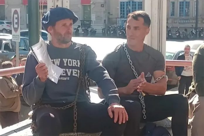 Se encadenaron frente al Juzgado Laboral de Concepción del Uruguay por despidos en Tres Arroyos