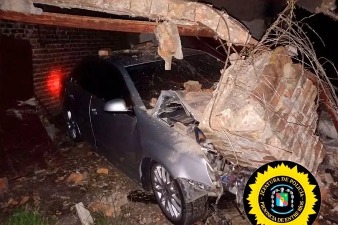 Despistó en el acceso a Piedras Blancas y chocó contra una vivienda