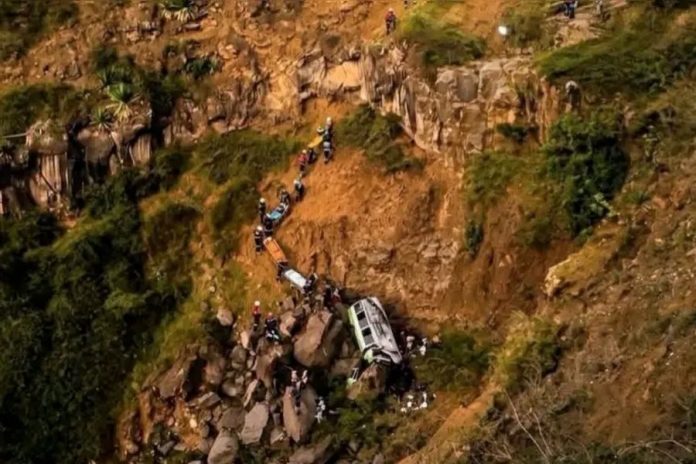 Tragedia en Cabo Verde: 25 muertos al caer un colectivo con niños