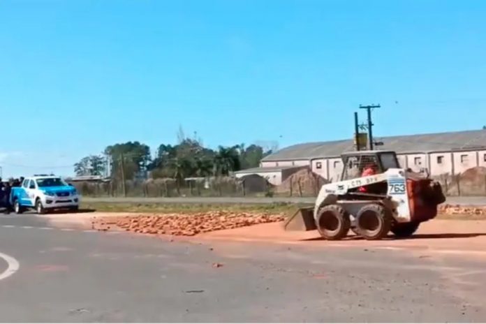 Un camión volcó su carga en la Ruta 18 y dejó un carril cortado en Villaguay