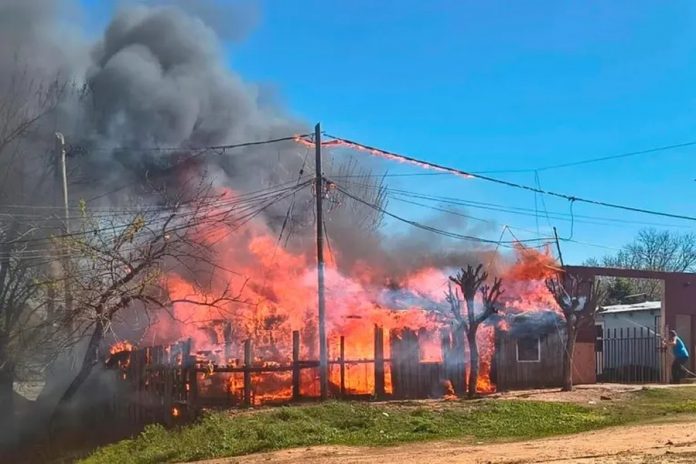 Un incendio destruyó todo en Villa Adela: familia con tres menores pide ayuda
