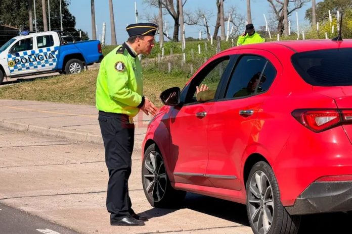 Fotomultas en Paraná: qué pasa si usás el celular como GPS