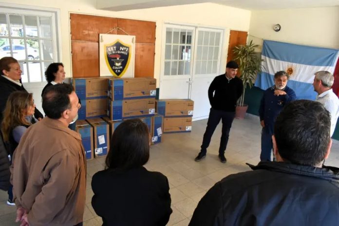 Colon: una escuela tecnica recibio 6 aires por restaurar un reloj historico
