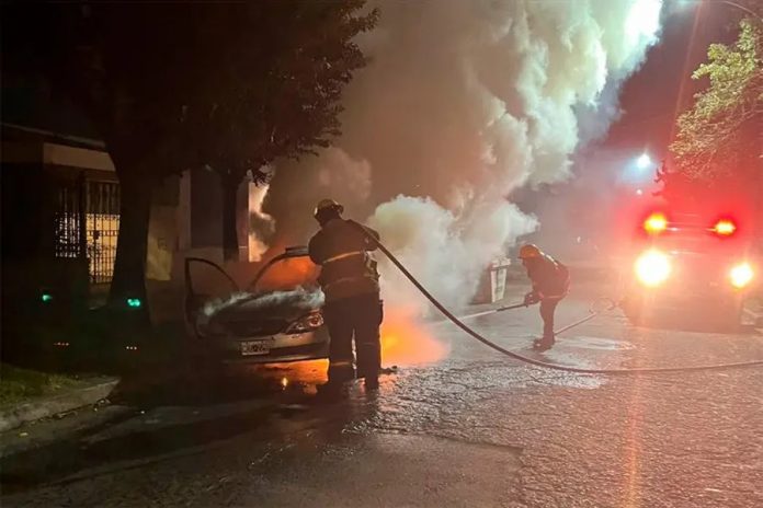Un auto se incendió de madrugada en Paraná y no apareció el dueño
