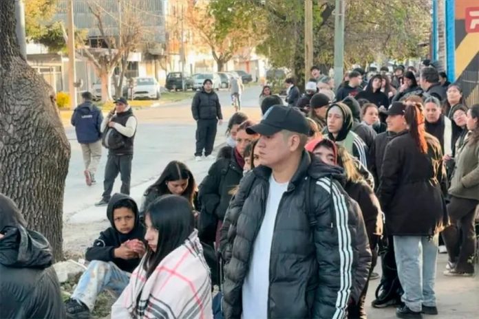 1.500 personas en fila por 14 empleos: la imagen que lo dice todo
