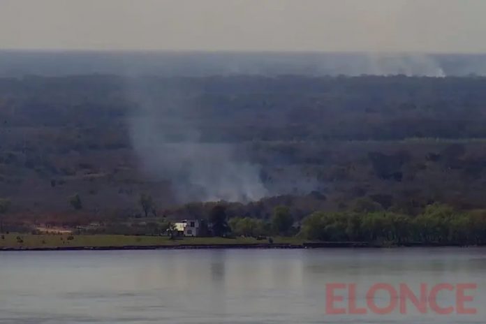 Sospecha de incendios intencionales en islas de Entre Ríos