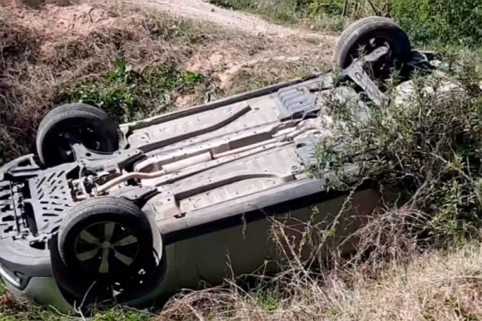 Volcó en la Ruta 14 vieja y vecinos la rescataron del zanjón