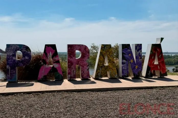 Paraná renovó sus letras corpóreas con flores de la región