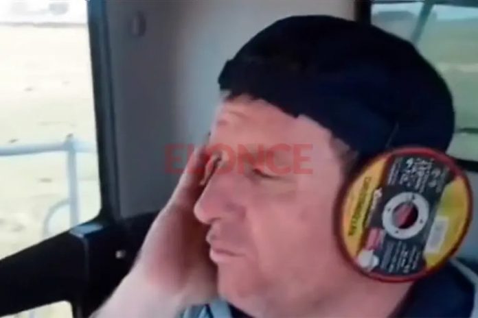 El cantor de la cosechadora que se hizo viral: 