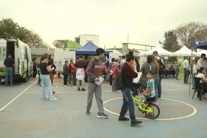 Entre Ríos con Vos llegó al barrio Aatra con 14 servicios estatales
