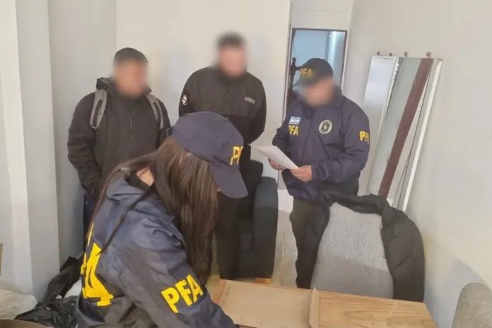 Cuatro detenidos por comprar celulares con identidades robadas