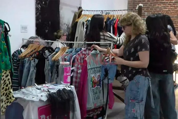 Moda circular en Paraná: prendas de marca desde $15.000 en feria cultural