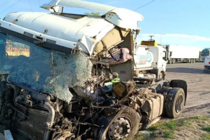 Choque frontal en la Ruta 22: un camionero murió sobre el puente entre La Adela y Río Colorado