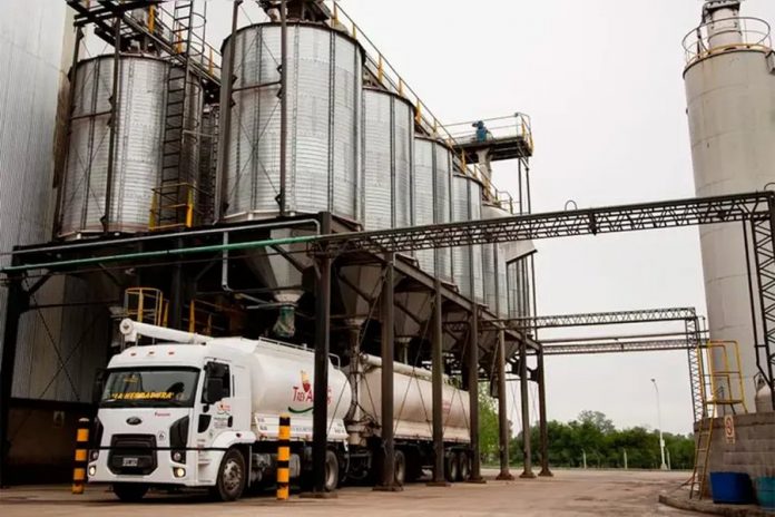 Tres Arroyos quiso pagar sueldos con pollos: la crisis que sacude Entre Ríos