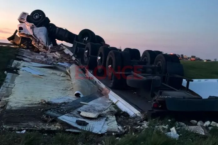 Vuelco en Ruta 14: rescataron al conductor de un camión con pollo congelado