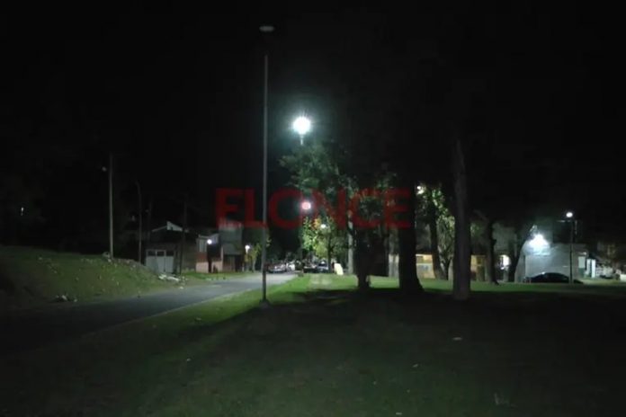 Segundo robo de cables en plaza Leonforte: quedaron tres luminarias a oscuras