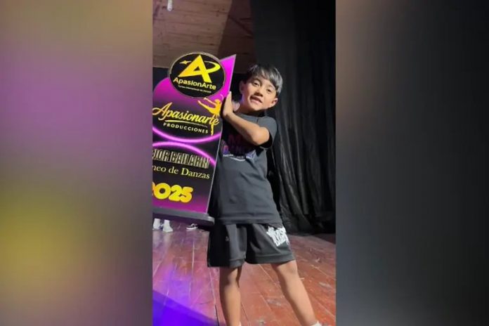 León, de 7 años y de Paraná, va por los Martín Fierro de la Danza