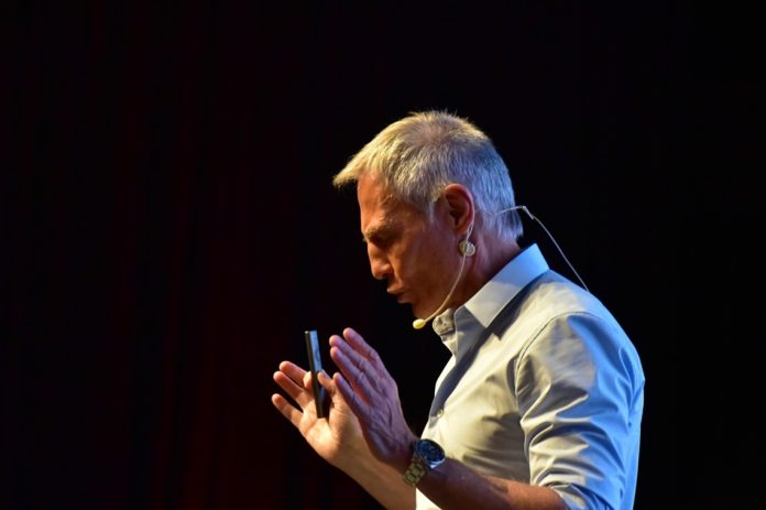 En Paraná, Lombardero: 'Crisis de ansiedad y felicidad atada al consumo'